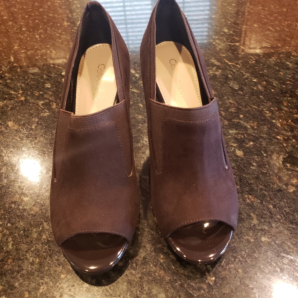 Calvin Klein Elastic Peep toe pump